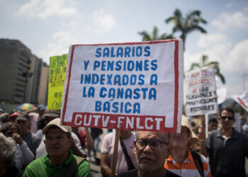 AME1938. CARACAS (VENEZUELA), 01/05/2024.- Personas marchan durante una manifestación en conmemoración del Día Internacional del Trabajo este miércoles, en Caracas (Venezuela). Sindicatos y trabajadores de Venezuela salen a las calles a protestar para exigir un incremento de sus salarios y mejoras en los beneficios laborales. EFE/ Miguel Gutiérrez