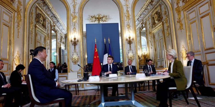 Paris (France), 06/05/2024.- French President Emmanuel Macron, China's President Xi Jinping and European Commission President Ursula von der Leyen attend a trilateral meeting at the Elysee Palace in Paris, France, 06 May 2024, as part of the Chinese president's two-day state visit in France. (Francia) EFE/EPA/GONZALO FUENTES / POOL MAXPPP OUT