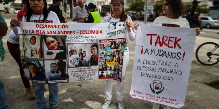 CARACAS (VENEZUELA), 29/05/2024.- Familiares de migrantes desaparecidos protestan frente a la sede principal del Ministerio Publico, este miércoles en Caracas (Venezuela). Familiares de personas desparecidas en varios estados de Venezuela -en su mayoría, fronterizos con Colombia- pidieron este miércoles a la Fiscalía General que investigue los casos, tanto en el país caribeño como en la nación cafetalera, donde se perdió la pista de parte de ellos, entre otros, 77 personas que cruzaban la isla colombiana de San Andrés, rumbo a Estados Unidos. EFE/ Miguel Gutiérrez