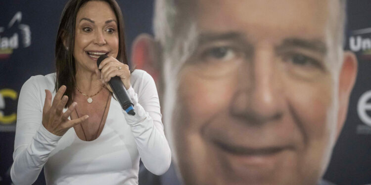 AME6406. CARACAS (VENEZUELA), 16/05/2024.- La líder opositora María Corina Machado habla durante un acto político junto al candidato presidencial Edmundo González Urrutia (fuera de cuadro) este jueves en Caracas (Venezuela). El candidato presidencial de la principal coalición opositora de Venezuela -la Plataforma Unitaria Democrática (PUD)-, Edmundo González Urrutia, aseguró este jueves que, si gana las elecciones del próximo 28 de julio, su compromiso es lograr la reconciliación de los venezolanos. EFE/ Miguel Gutierrez