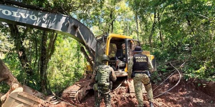 Autoridades de Colombia y Brasil destruyeron 16 dragas en el Amazonas. Foto Fuerzas Militares.