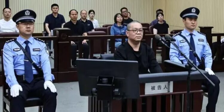 Bai Tianhui (centro), ex director general de China Huarong International, fue condenado a muerte el martes por un tribunal chino por corrupción. (Foto: Weibo)