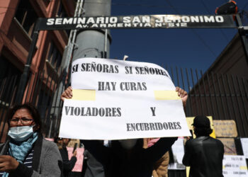 Fotografía de archivo del 18 de mayo de 2023 de varias personas que protestan en contra de la Iglesia católica por casos de presunta pederastia, en las puertas del seminario San Jerónimo, en La Paz (Bolivia).EFE/ Luis Gandarillas