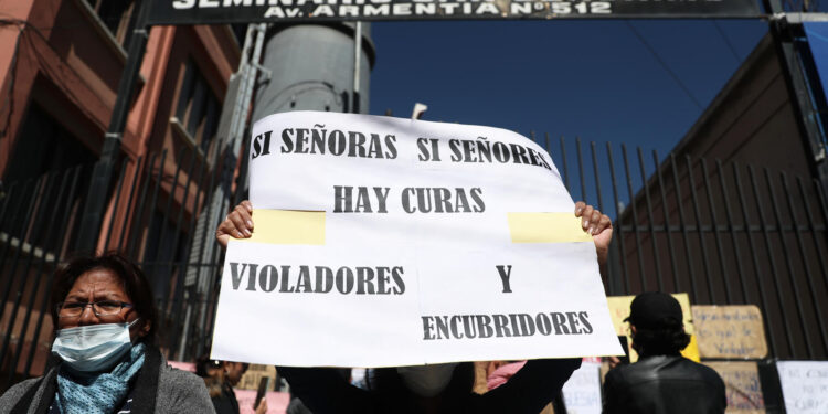 Fotografía de archivo del 18 de mayo de 2023 de varias personas que protestan en contra de la Iglesia católica por casos de presunta pederastia, en las puertas del seminario San Jerónimo, en La Paz (Bolivia).EFE/ Luis Gandarillas