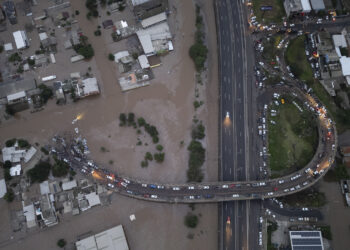 AME3383. CANOAS (BRASIL), 04/05/2024.- Fotografía aérea realizada con un dron donde se muestra la inundación de la ciudad de Canoas este sábado, región metropolitana de Porto Alegre, Canoas, (Brasil). La región metropolitana de Porto Alegre, la ciudad más importante del sur de Brasil, tenía barrios enteros bajo las aguas este sábado por las históricas inundaciones que han causado al menos 56 muertos y 74 desaparecidos desde el comienzo de la semana EFE/ Isaac Fontana