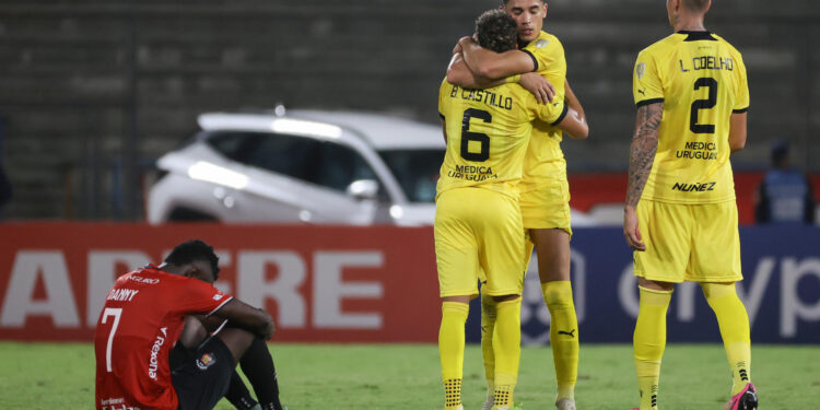 AMDEP1086. CARACAS (VENEZUELA), 07/05/2024.- Jugadores de Peñarol celebran al final de un juego este martes, en un partido de la fase de grupos de la Copa Libertadores entre Caracas FC y Peñarol en el estadio Olímpico de la Universidad Central de Venezuela, en Caracas (Venezuela). EFE/ Miguel Gutiérrez