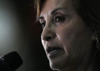 ARCHIVO - La presidenta de Perú, Dina Boluarte, se dirige a la prensa al finalizar la Cumbre de la Amazonía en Belém, Brasil, el 8 de agosto de 2023. Boluarte dijo el domingo 3 de marzo de 2024 que pedirá explicaciones a su primer ministro, Alberto Otárola, por una presunta contratación irregular, cuando el funcionario regrese de un evento de Canadá. (AP Foto/Eraldo Peres, Archivo)