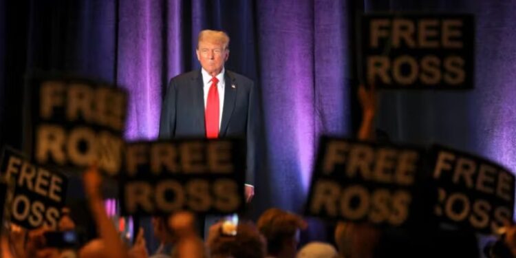 Los militantes libertarios levantaron los carteles a favor de Ross Ulbricht cuando Trump prometió que llegaba a la Casa Blanca y conmutaba su pena