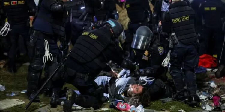 Varios policías detienen a un manifestante propalestino en la Universidad de California Los Ángeles (UCLA) (REUTERS/Mike Blake)