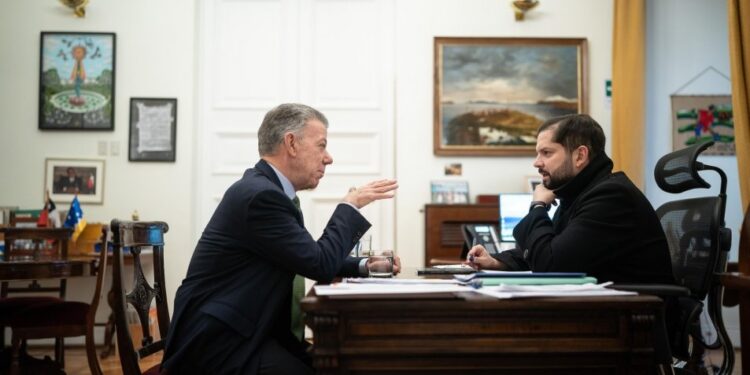 El presidente de Chile, Gabriel Boric y Juan Manuel Santos.