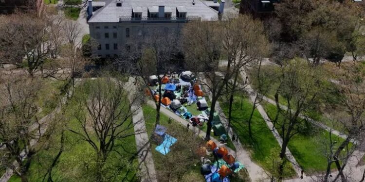 En Harvard, su presidente interino, Alan Garber, también advirtió a los estudiantes acampados con la expulsión si no levantan la protesta, aunque no amenazó con usar la Policía, como han hecho muchas otras universidades en el país (REUTERS/Brian Snyder)