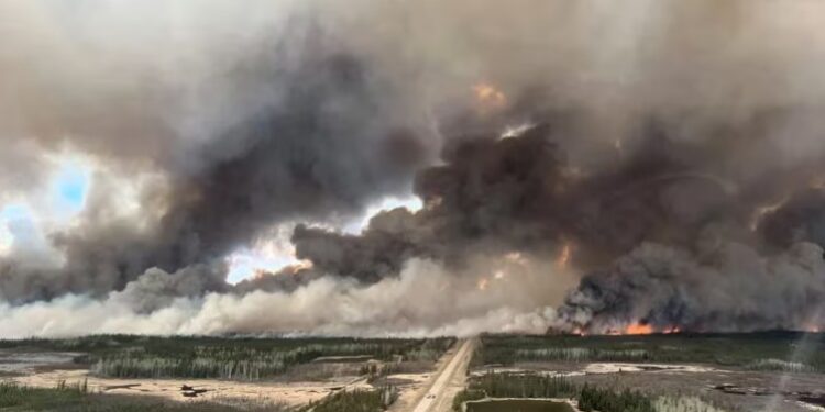 Una imagen tomada a través de una ventana muestra el humo que se eleva debido al incendio forestal, cerca de Indian Cabins, Alberta, Canadá (Incendios forestales de Alberta /Folleto vía REUTERS)