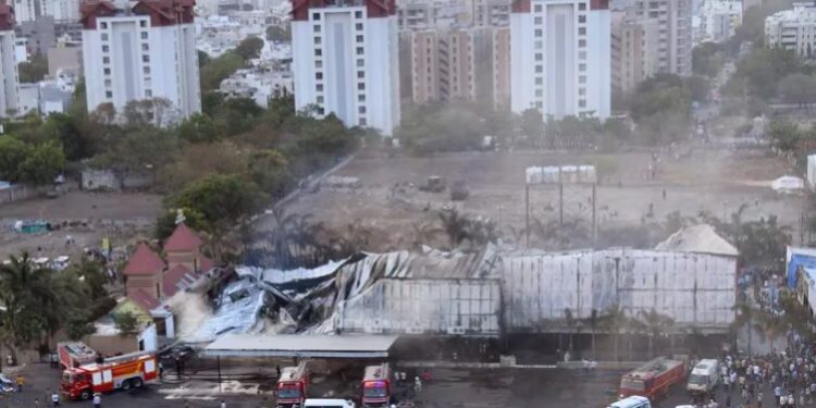 Bomberos combaten un incendio que estalló en un parque de diversiones de Rajkot en el estado de Gujarat, India (AP Foto/Chirag Chotaliya)