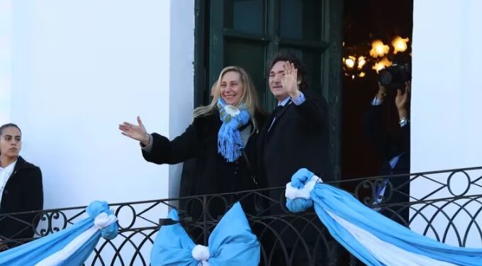 Javier Milei junto a su hermana en el balcón del Cabildo