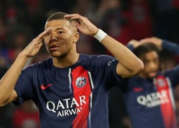 Kylian Mbappé reacciona tras perder el PSG la semifinal de Liga de Campeones ante el Borussia Dortmund. (EFEEPACHRISTOPHE PETIT TESSON).