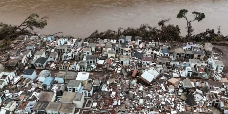 Fotografía tomada este viernes con un dron del cementerio destruido tras las inundaciones en la ciudad de Muçum, uno de los municipios del estado de Rio Grande do Sul afectados por el desbordamiento del río Taquari, en el sur de Brasil (EFE/Sebastiao Moreira)