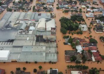 Calles inundadas tras las fuertes lluvias en Sao Sebastiao do Cai, en el estado de Rio Grande do Sul, Brasil, el jueves 2 de mayo de 2024. (AP Foto/Carlos Macedo)