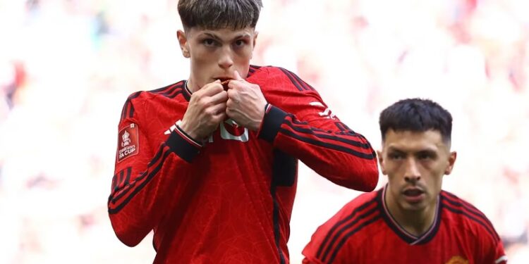 Argentinos campeones: Alejandro Garnacho y Lisandro Martínez se quedaron con la FA Cup (REUTERS/Hannah Mckay)