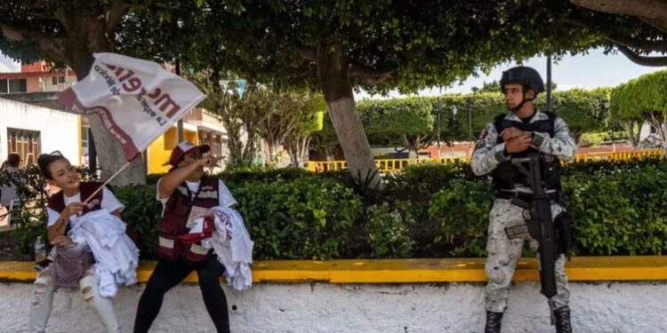 Miembros de la Guardia Nacional y seguridad privada escoltan a miembros del partido Morena en Celaya, México (César Rodríguez/The New York Times)