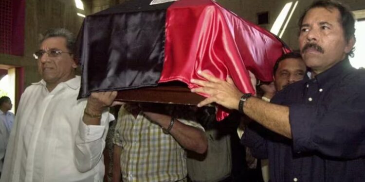 Los hermanos Humberto y Daniel Ortega durante los funerales de su madre, doña Lidia Saavedra, en mayo de 2005. (Foto AP)