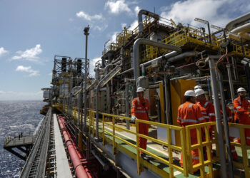 Fotografía de archivo en la que se registró a un grupo de operarios al trabajar en la plataforma petrolera P66, ubicada en la Cuenca de Santos (Brasil). El gigante suramericano batió un nuevo récord de producción de hidrocarburos en 2022, cuando extrajo un promedio de 3,02 millones de barriles de petróleo diarios y una media de 138 millones de metros cúbicos de gas natural por día. EFE/Antonio Lacerda.