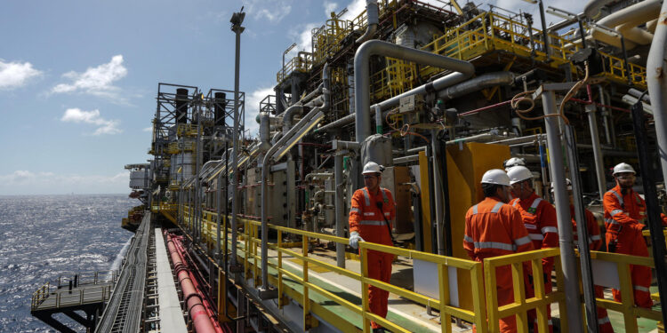 Fotografía de archivo en la que se registró a un grupo de operarios al trabajar en la plataforma petrolera P66, ubicada en la Cuenca de Santos (Brasil). El gigante suramericano batió un nuevo récord de producción de hidrocarburos en 2022, cuando extrajo un promedio de 3,02 millones de barriles de petróleo diarios y una media de 138 millones de metros cúbicos de gas natural por día. EFE/Antonio Lacerda.