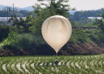 El Ejército surcoreano denunció el envío masivo de globos con desechos desde Corea del Norte en plena escalada de tensiones (REUTERS)
