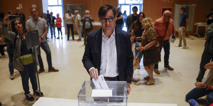 BARCELONA, 12/05/2024.- El primer secretario del PSC y candidato a la presidencia de la Generalitat, Salvador Illa, vota en el Centro Cultural La Roca del Vallès de Barcelona, este domingo. Más de cinco millones de ciudadanos están llamados este domingo a las urnas en las elecciones catalanas, en las que parte como favorito el socialista Salvador Illa y en las que se dirime si la gobernabilidad sigue en base a la suma de los partidos independentistas. EFE/Alberto Estévez