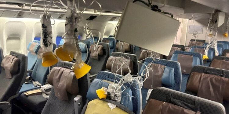 FOTO DE ARCHIVO: El interior del vuelo SQ321 de Singapore Airlines es fotografiado después de un aterrizaje de emergencia en el Aeropuerto Internacional Suvarnabhumi de Bangkok, Tailandia. 21 de mayo de 2024. REUTERS/Stringer/Archivo