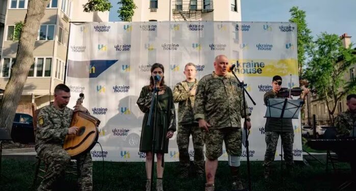 Músicos de las Fuerzas Culturales cantan el himno nacional de Ucrania el martes en la Casa de Ucrania en Washington, D.C. (Shuran Huang para The Washington Post)