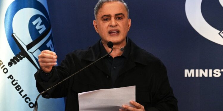 El Fiscal General de Venezuela, Tarek William Saab, habla durante una conferencia de prensa en la sede del Ministerio Público en Caracas. Foto / AFP