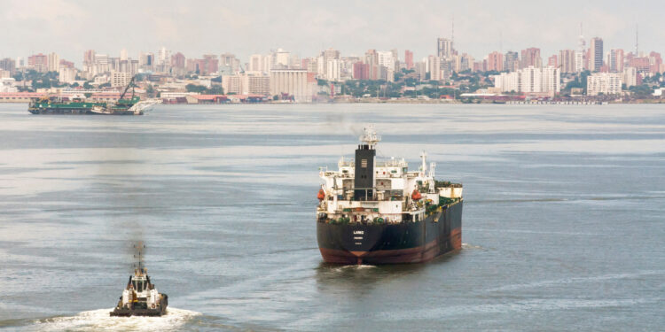 FILE PHOTO: An oil tanker sails on Lake Maracaibo, in Cabimas, Venezuela October 14, 2022. REUTERS/Issac Urrutia/File Photo