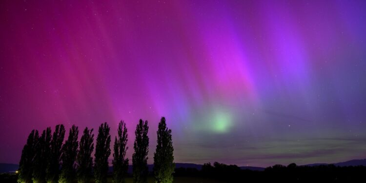 -FOTODELDIA- DAILLENS, 11/05/2024.- Vista de la aurora boreal vista durante la noche del viernes en Daillens, Suiza. La Oficina Nacional de Administración Oceánica y Atmosférica de EE.UU. (NOAA, en inglés), antes Servicio Meteorológico Nacional, reportó este vienes "condiciones geomagnéticas extremas" por primera vez desde octubre de 2003 que podrían mantenerse durante el fin de semana. Es este fenómeno el responsable de que las auroras boreales puedan vislumbrarse en lugares donde normalmente no se ven. EFE/ Laurent Gillieron