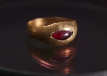 Un anillo de oro de 2.300 años ha sido descubierto en la Ciudad de David por arqueólogos de la Autoridad de Antigüedades de Israel y la Universidad de Tel Aviv. (Autoridad de Antigüedades de Israel)