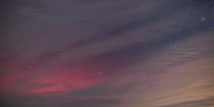 AME5461. MONTEVIDEO (URUGUAY), 11/05/2024.- Fotografía cedida por Fefo Bouvier de las inusuales auroras australes que se registraron en el hemisferio por la tormenta geomagnética que impactó en la Tierra a raíz de una serie de erupciones emitidas por el Sol este sábado, en Montevideo (Uruguay). Las cuentas en redes sociales como Instagram o X de diversos usuarios de Uruguay comenzaron a replicar hacia la madrugada de este sábado las imágenes con las que, tanto aficionados como profesionales de la fotografía, difundieron la novedad de haber podido registrar un fenómeno poco habitual en los cielos del país. EFE/ Fefo Bouvier SOLO USO EDITORIAL/NO VENTAS/SOLO DISPONIBLE PARA ILUSTRAR LA NOTICIA QUE ACOMPAÑA/CRÉDITO OBLIGATORIO