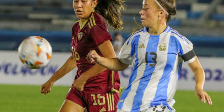 AME3859. GUAYAQUIL (ECUADOR), 05/05/2024.- Rebecca Vega (i) de Venezuela disputa el balón con Luciana Pérez de Argentina este domingo, en un partido de la última jornada del Sudamericano Femenino sub-20 en el estadio Modelo Alberto Spencer en la ciudad de Guayaquil (Ecuador). EFE/Jonathan Miranda