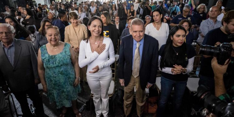 AME6399. CARACAS (VENEZUELA), 16/05/2024.- La líder opositora María Corina Machado (c) habla junto al candidato presidencial Edmundo González Urrutia (d) y Corina Yoris-Villasana este jueves en Caracas (Venezuela). El candidato presidencial de la principal coalición opositora de Venezuela -la Plataforma Unitaria Democrática (PUD)-, Edmundo González Urrutia, aseguró este jueves que, si gana las elecciones del próximo 28 de julio, su compromiso es lograr la reconciliación de los venezolanos. EFE/ Miguel Gutierrez