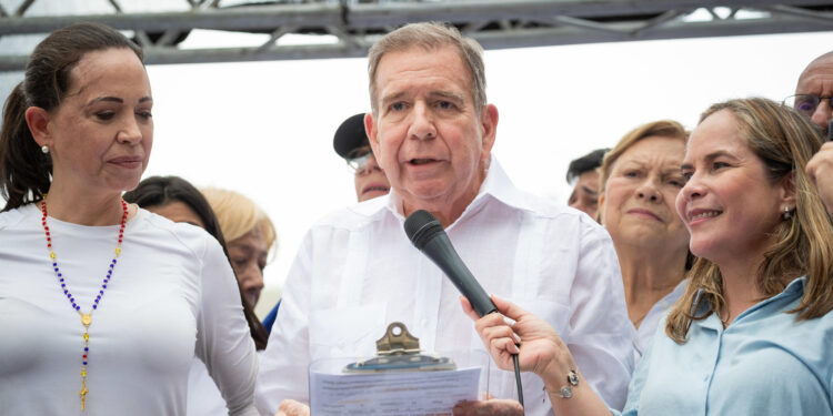 LA VICTORIA (VENEZUELA), 18/05/2024.- El candidato presidencial de la Plataforma Unitaria Democrática (PUD), Edmundo González Urrutia, acompañado de la líder opositora María Corina Machado (i), habla durante un acto de campaña este sábado en La Victoria, estado Aragua (Venezuela). El candidato presidencial del principal bloque antichavista, Edmundo González Urrutia, prometió este sábado que, en caso de ganar las elecciones del próximo 28 de julio, en Venezuela gobernará un presidente que no insultará a sus adversarios políticos. EFE/ Rayner Peña R.