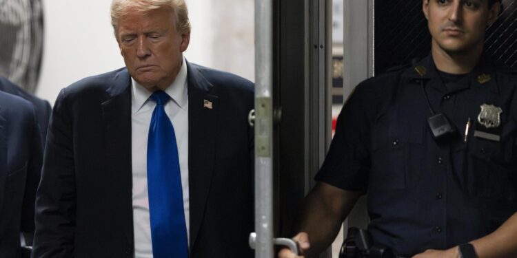 New York (United States), 30/05/2024.- Former US President Donald Trump (L) returns to the courthouse moments before hearing that the jury had a verdict in his criminal trial in New York State Supreme Court in New York, New York, USA, 30 May 2024. Trump is facing 34 felony counts of falsifying business records related to payments made to adult film star Stormy Daniels during his 2016 presidential campaign. (tormenta, Nueva York) EFE/EPA/JUSTIN LANE / POOL