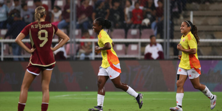 AMDEP2912. BARQUISIMETO (VENEZUELA), 30/05/2024.- Linda Caicedo (c) de Colombia celebra un gol este jueves, en un partido amistoso internacional entre las selecciones femeninas de Venezuela y Colombia, en el estadio Metropolitano de Lara en Barquisimeto (Venezuela). EFE/ Miguel Gutiérrez