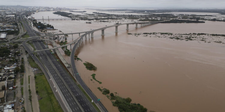 BRA100. PORTO ALEGRE (BRASIL), 03/05/2024.- Fotografía aérea tomada con un dron del Puente de Porto Alegre tras el desbordamiento del río Jacuí este viernes, en la región metropolitana de Porto Alegre (Brasil). En Porto Alegre, sin ninguna víctima fatal hasta ahora, la tragedia no es tan grave como en otros municipios de Río Grande do Sul, en donde las lluvias, según el último boletín de la Defensa Civil, dejan al menos 37 muertos, 74 heridos, 74 desaparecidos y 351.639 personas afectadas. EFE/ Isaac Fontana