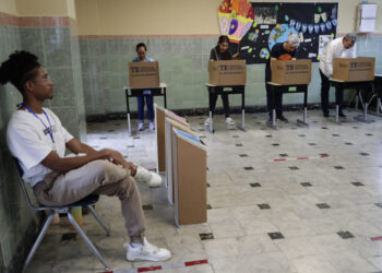 AME3679. CIUDAD DE PANAMÁ (PANAMÁ), 05/05/2024.- Ciudadanos marcan sus votos este domingo, en el puesto de votación ubicado en el Colegio La Salle en la Ciudad de Panamá (Panamá). Los aspirantes a la Presidencia de Panamá en los comicios generales de este domingo coincidieron en llamar a los ciudadanos ejercer el voto y a cuidarlos durante el proceso de conteo, que en este país está a cargo de un ente civil. EFE/ Bienvenido Velasco