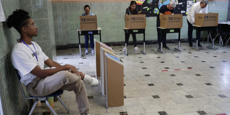 AME3679. CIUDAD DE PANAMÁ (PANAMÁ), 05/05/2024.- Ciudadanos marcan sus votos este domingo, en el puesto de votación ubicado en el Colegio La Salle en la Ciudad de Panamá (Panamá). Los aspirantes a la Presidencia de Panamá en los comicios generales de este domingo coincidieron en llamar a los ciudadanos ejercer el voto y a cuidarlos durante el proceso de conteo, que en este país está a cargo de un ente civil. EFE/ Bienvenido Velasco