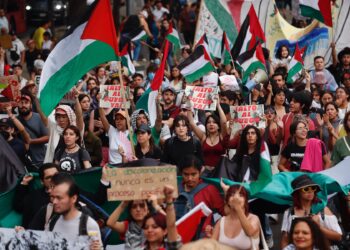 MEX7754. CIUDAD DE MÉXICO (MÉXICO), 15/05/2024.- Activistas mexicanos a favor de Palestina participan en una manifestación este miércoles, en la Ciudad de México (México). Manifestantes propalestinos protestaron para exigir el "rompimiento de todas las relaciones de México con Israel" y el "alto al genocidio" en Gaza. EFE/Sáshenka Gutiérrez