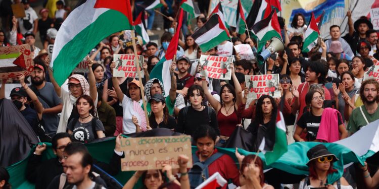 MEX7754. CIUDAD DE MÉXICO (MÉXICO), 15/05/2024.- Activistas mexicanos a favor de Palestina participan en una manifestación este miércoles, en la Ciudad de México (México). Manifestantes propalestinos protestaron para exigir el "rompimiento de todas las relaciones de México con Israel" y el "alto al genocidio" en Gaza. EFE/Sáshenka Gutiérrez