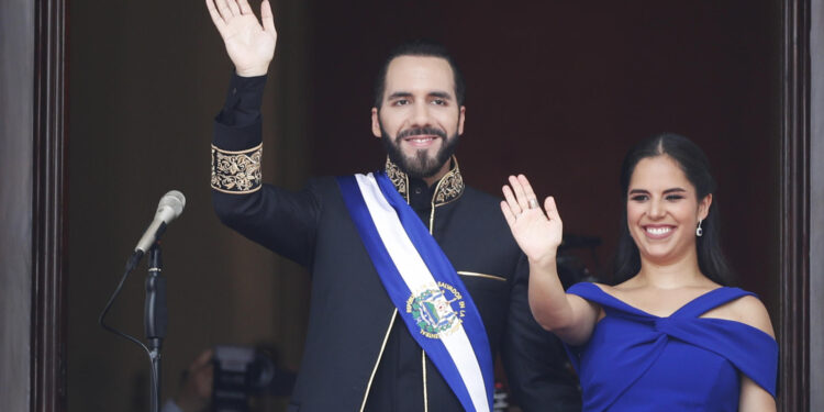 AME769. SAN SALVADOR (EL SALVADOR), 01/06/2024.- El presidente de El Salvador, Nayib Bukele, acompañado de su esposa, Gabriela Rodríguez, asiste a la ceremonia de investidura para un segundo mandato, este sábado en la Plaza Gerardo Barrios de San Salvador (El Salvador). EFE/ Bienvenido Velasco