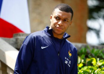 Clairefontaine-en-yvelines (France), 03/06/2024.- French soccer player Kylian Mbappe waits for the arrival of French President Emmanuel Macron for a lunch at their training camp ahead of the UEFA Euro 2024, in Clairefontaine-en-Yvelines, France, 03 June 2024. (Francia) EFE/EPA/SARAH MEYSSONNIER / POOL MAXPPP OUT