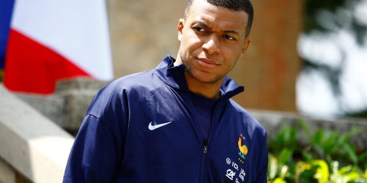 Clairefontaine-en-yvelines (France), 03/06/2024.- French soccer player Kylian Mbappe waits for the arrival of French President Emmanuel Macron for a lunch at their training camp ahead of the UEFA Euro 2024, in Clairefontaine-en-Yvelines, France, 03 June 2024. (Francia) EFE/EPA/SARAH MEYSSONNIER / POOL MAXPPP OUT