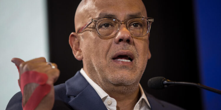 CARACAS (VENEZUELA), 04/06/2024 - El presidente del Parlamento venezolano, Jorge Rodríguez, ofrece una rueda de prensa este martes en Caracas (Venezuela). El jefe del comando chavista para las elecciones presidenciales del próximo 28 de julio, Jorge Rodríguez, denunció este martes que existe una "dictadura mediática" que actúa contra el gobernante, Nicolás Maduro, quien buscará un tercer sexenio consecutivo. "Los medios de esta dictadura mediática son demasiado descarados (...) cambian los hechos, imponen su verdad y creen que nosotros somos bobos", dijo el también presidente del Parlamento en una conferencia de prensa, en la que habló durante una media hora de las elecciones presidenciales de México, celebradas el pasado domingo. EFE/ Miguel Gutierrez