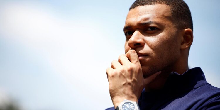 Clairefontaine-en-yvelines (France), 03/06/2024.- French soccer player Kylian Mbappe listens to French President Emmanuel Macron as he arrives for a lunch at their training camp ahead of the UEFA Euro 2024, in Clairefontaine-en-Yvelines, France, 03 June 2024. (Francia) EFE/EPA/SARAH MEYSSONNIER / POOL MAXPPP OUT